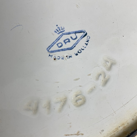 Dru Holland Enamel Cast Iron Blue Tulip Covered Casserole Dish 4176-24 - Picture 17 of 17